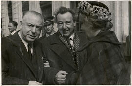 [Jacinto Guerrero en la estación de Atocha recibiendo a los representantes de las sociedades de a...