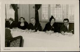 [Jacinto Guerrero en una comida]