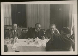 Jacinto Guerrero comiendo con miembros de la Sociedad de Autores