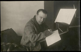 Jacinto Guerrero componiendo