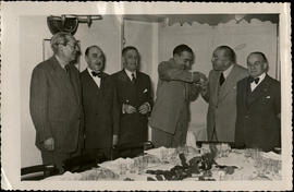 [Jacinto Guerrero en una comida]