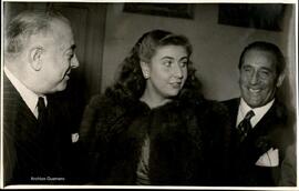 [Jacinto Guerrero saludando a Mariví del Pozo en la entrega de Premios del Teatro 1950]