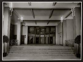 [Vestíbulo, pasillos, bar, sala y escenario del teatro]