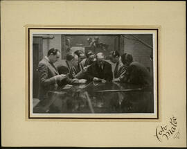 Jacinto Guerrero en un estudio de radio en Barcelona