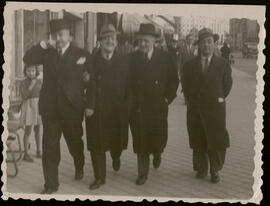 Jacinto Guerrero con amigos paseando por Madrid