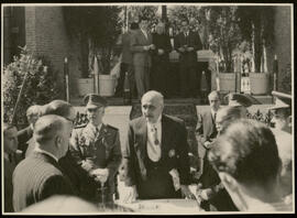 Jacinto Guerrero y Federico Romero recibiendo un premio