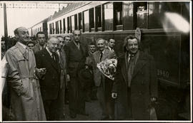 [Jacinto Guerrero en la estación de Atocha recibiendo a los representantes de las sociedades de a...