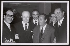 [Inocencio Guerrero rodeado de amigos]