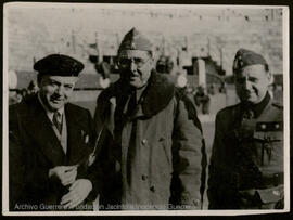 Jacinto Guerrero con dos militares en una plaza de toros