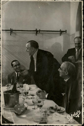 [Jacinto Guerrero en una comida con Juan Rodríguez (empresario del Teatro Martín), Muñoz Román y ...