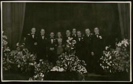 Jacinto Guerrero con un grupo de actores y autores