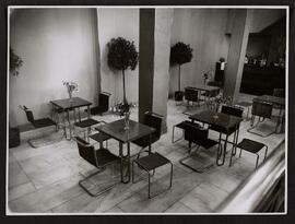 [Vestíbulo, pasillos, bar, sala y escenario del teatro]