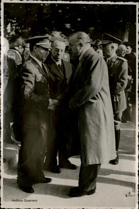 [Jacinto Guerrero con el general Esteban Infantes y otros oficiales en Toledo]