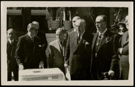Jacinto Guerrero y Federico Romero recibiendo un premio