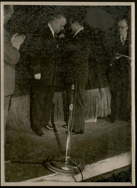 Jacinto Guerrero recibiendo la Medalla del Trabajo