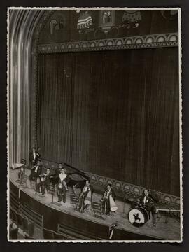 [Vestíbulo, pasillos, bar, sala y escenario del teatro]