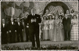 [Jacinto Guerrero saludando al público tras la representación de Cinco minutos nada menos]