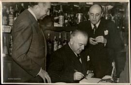 [Jacinto Guerrero con Perico Chicote en el bar Chicote]