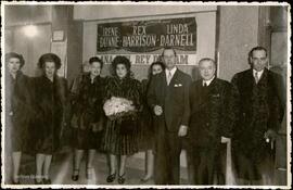 [Jacinto Guerrero con el embajador de Argentina y otras personalidades en el estreno de Ana y el ...