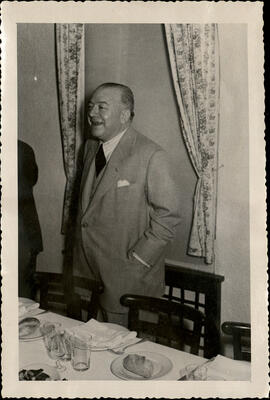 [Jacinto Guerrero en una comida]