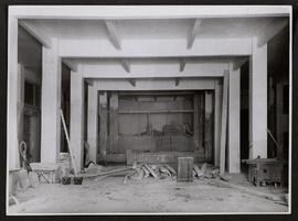 [Vestíbulo, pasillos, bar, sala y escenario del teatro]