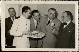 [Jacinto Guerrero en una comida]