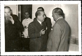 [Jacinto Guerrero en una comida]