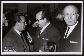 [Inocencio Guerrero rodeado de amigos]