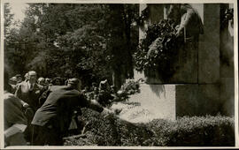 [Jacinto Guerrero dirigiendo una orquesta militar en un homenaje]