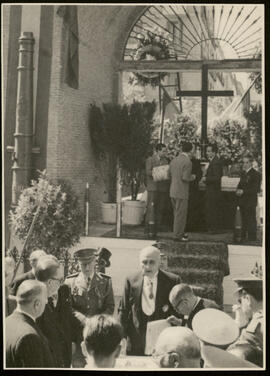 Jacinto Guerrero y Federico Romero recibiendo un premio