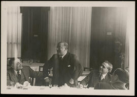 Jacinto Guerrero comiendo con miembros de la Sociedad de Autores
