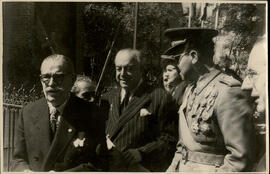 [Jacinto Guerrero y Federico Romero condecorados en la Plaza del 2 de mayo]