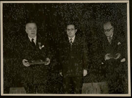 Jacinto Guerrero recibiendo la Medalla del Trabajo