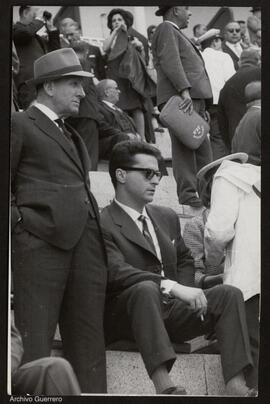 [Inocencio Guerrero y Juan González Guerrero en la grada de una plaza de toros]