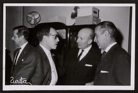 [Inocencio Guerrero rodeado de amigos]