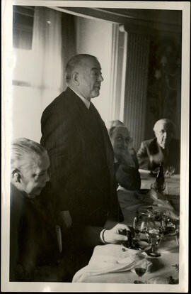 [Jacinto Guerrero en una comida]