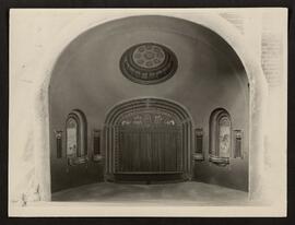 [Vista interior del techo y del escenario del teatro]