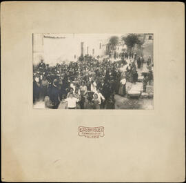 Jacinto Guerrero rodeado de una multitud en Ajofrín