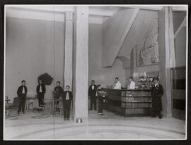 [Vestíbulo, pasillos, bar, sala y escenario del teatro]