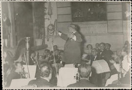 Jacinto Guerrero dirigiendo en el Teatro Rojas