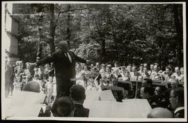 Jacinto Guerrero dirigiendo la Banda Municipal de Madrid en el parque de El Retiro