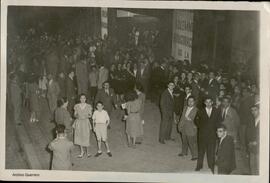 [Multitud de personas en la puerta del Teatro Coliseum para rendir el último homenaje a Jacinto G...