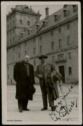 Jacinto Guerrero ante el monasterio de El Escorial