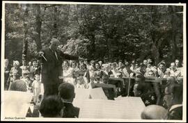 Jacinto Guerrero dirigiendo la Banda Municipal de Madrid en el parque de El Retiro