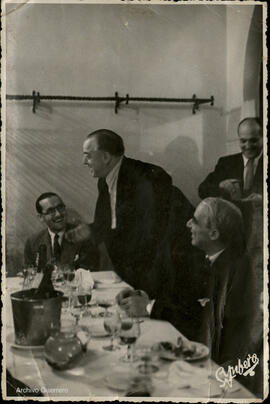 [Jacinto Guerrero en una comida con Juan Rodríguez (empresario del Teatro Martín), Muñoz Román y ...