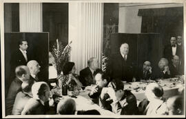 [Jacinto Guerrero en una comida]