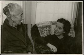 Petra Torres y Consuelo Guerrero en su casa de Madrid