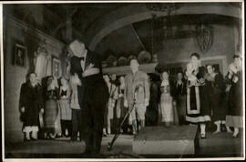 [Jacinto Guerrero saludando al público tras la representación de Loza lozana en el Teatro Coliseum]