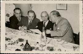 [Jacinto Guerrero en una comida]