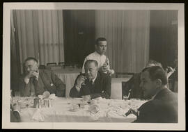 Jacinto Guerrero comiendo con miembros de la Sociedad de Autores